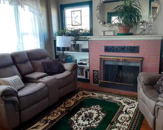 Harmony Haven, a small town cottage retreat, large garden and outdoor adventure. - Sanford - Living room