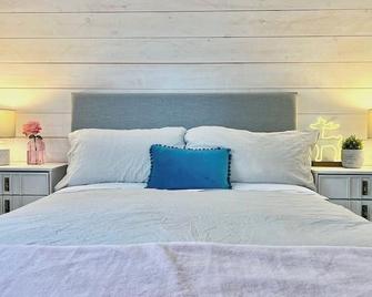 Deer Lake Lodge: A Historic Gem - South River - Bedroom