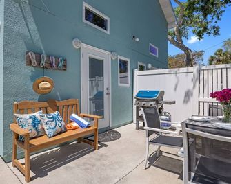 Cozy Cocoa Beach 3br 2ba | Pet Friendly | Fire Pit - Cocoa Beach - Patio
