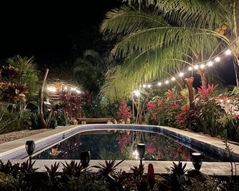 Rustic jungle lodge in a tranquil garden setting - Room 5 Family room - Marbella - Piscina