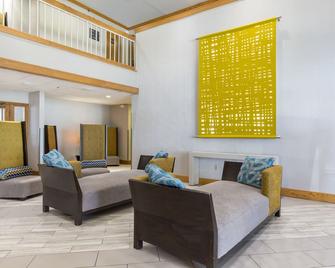Greenstay Hotel & Suites - Springfield - Living room