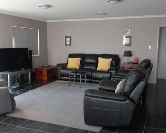 Top Spot. Very central to town and all amenities. A 10 minute drive to Ohope, - Whakatane - Olohuone