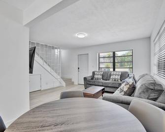 Elegant 2br/2ba Home Near Downtown - Fort Lauderdale