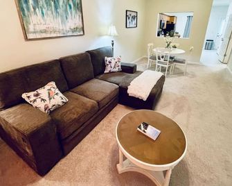 Comfy Condo close to everything in Prattville - Prattville - Living room