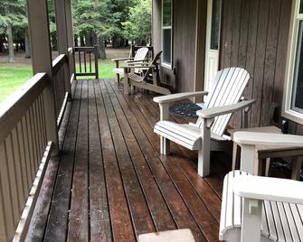 Cabin by the river in the woods - Libby - Patio