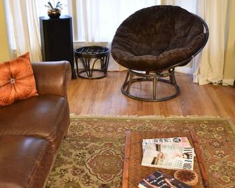 Home Away from Home in Malvern Hill, Sleeps 7-8 - Detroit - Sala de estar