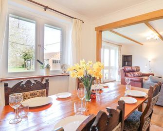 Twynholm, Pet Friendly, Character Holiday Cottage In Warden - Sheerness - Dining room