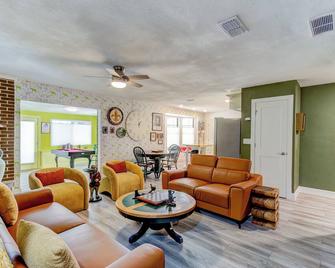 Happy Palette Home Close to downtown Fenced yard - Sanford - Living room