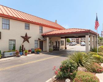 Super 8 by Wyndham Fredericksburg - Fredericksburg - Rakennus