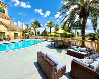 لا كينتا إن آند سويتس باي ويندام أورلاندو يونيفرسال أريا - أورلاندو - حوض السباحة