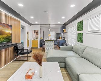 Modern oasis W/ Game room/fenced yard-smoke room- Fits 16+ guests. - Detroit - Sala de estar