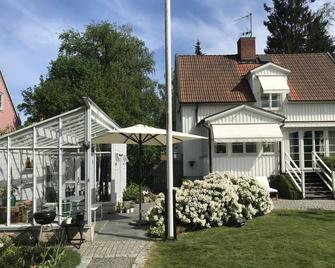 Beautiful wooden house with lots of charm and comfort and a sunny garden - Estocolmo - Edificio