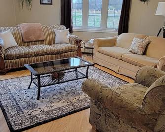 Ocean View Retreat on the Cavendish Road - Walk to Restaurants and Shops - Stanley Bridge - Living room