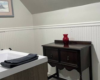 The Yellow-Shuttered House apt B - Sharon - Room amenity