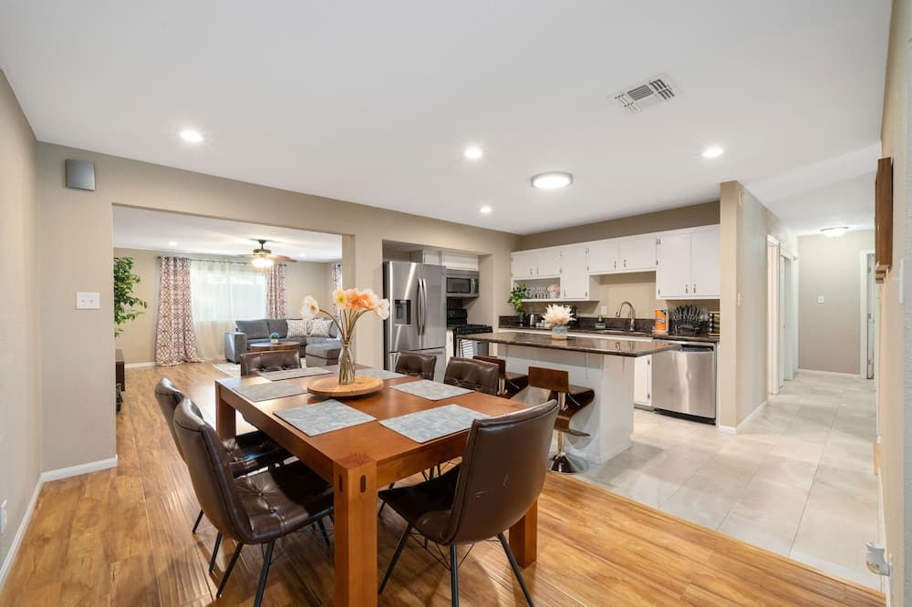 Cozy home w/ pool table-Family getaway - Elk Grove - Restaurant