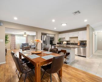 Cozy home w/ pool table-Family getaway - Elk Grove - Restaurant