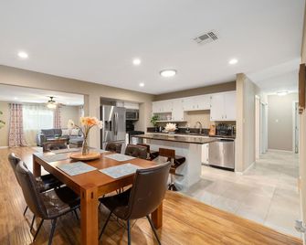 Cozy home w/ pool table-Family getaway - Elk Grove - Restaurant