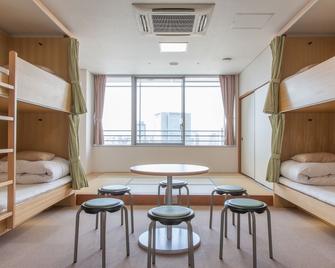 Shin-Osaka Youth Hostel - Ōsaka - Schlafzimmer