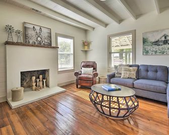 Peaceful Schulenburg Farmhouse w/ Fire Pit & Games - Schulenburg - Living room