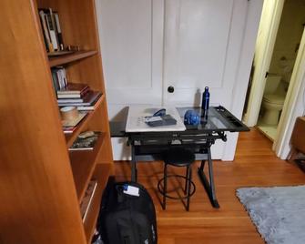 Cozy, fully furnished studio located in the Historic empress building! - Πόρτλαντ
