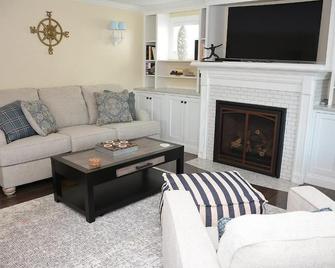 68 East Grand Condo & Suites - Old Orchard Beach - Living room