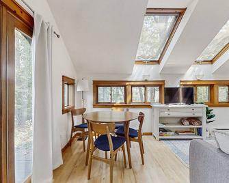 Downtown cottage with nearby beach access, a grill, deck, & washer/dryer - Glen Arbor - Comedor