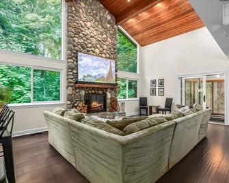 Attainable Convenient Serenity in South East Michigan West Suburbs - Northville - Living room