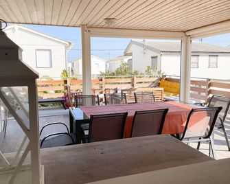 Large authentic chalet, close to the sea, sleeps 10 - Gruissan - Balkon