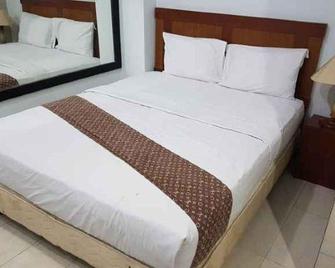 Corner Palace Hotel - Ternate - Bedroom