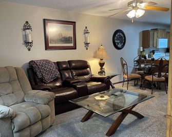 2br apartment in Douglas! Less than a mile to Shopping and Restaurant District. - Douglas - Sala de estar