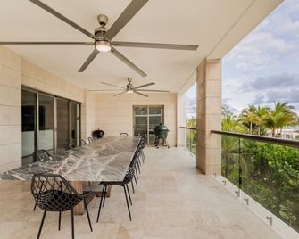 Beach Front/Luxury/4 Bdrm/Heated Pool/Wifi - Punta Sam - Balcony