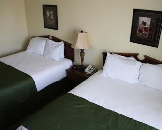 The Edgewood Hotel and Suites - Fairbury - Bedroom