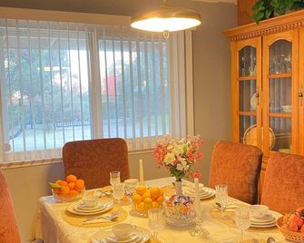 Charming 3-bedroom house in serene Granite Bay with AC, WiFi - Granite Bay - Comedor