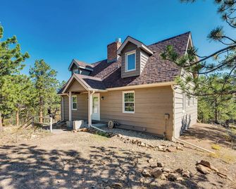 Quiet and Peaceful Home in Allenspark with Deck! - Allenspark - Building