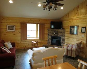 Creekside Resort - Everett - Living room