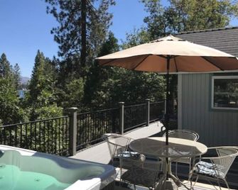 Near Yosemite Bass Lake Cabin with Hot Tub, Lake View, Pet Friendly - Bass Lake - Balcony