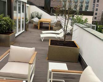 Munich penthouse with roof terrace, kitchen and parking space in the Moosach district - Munich - Balcony