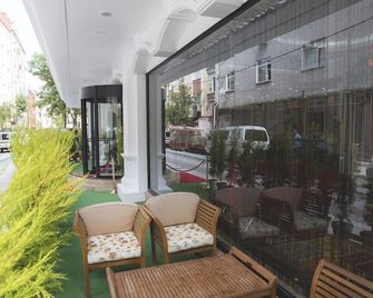Royal Inci Airport Hotel - Estambul - Patio