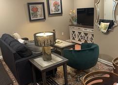 Enjoy A Monthly Furnished Apartment At Downtown Little Rock - Little Rock - Sala de estar