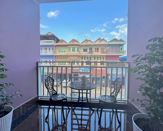 The Cozy Corner-Budget Hotel - Kampot - Balcón