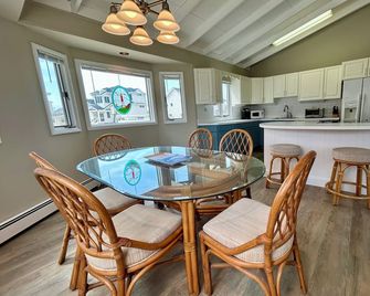 Summer Fun by the Sea with private boat slip, hot tub & screened in porch - Manahawkin - Dining room
