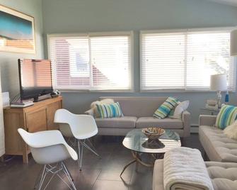 Sparkling Cape, steps to lake, 3 blocks to town center, close to beach - Bay Head - Sala de estar