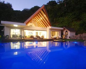 Rarotonga's Finest Executive Holiday Home Rental - 阿瓦魯阿 - 游泳池
