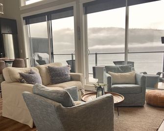 Spectacular Ocean View Luxury 2 Bedroom 2 Full Bathroom - Port Renfrew - Wohnzimmer