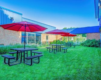 Days Inn by Wyndham Sudbury & Conference Centre - Sudbury - Patio