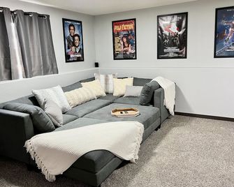 Wanderlust Villa ️ Excellent Location ️ Movie Room - Rapid City - Living room