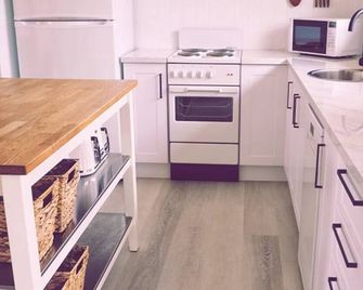 Cute Beach Shack located close to the Beach and Shops - Goolwa - Kitchen
