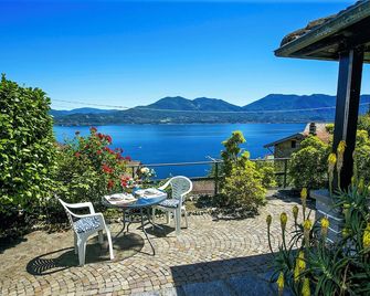 Tastefully furnished 2-room apartment with terrace and Kiwi Pergola - Oggebbio - Innenhof