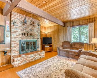 Ski Haus - Government Camp - Living room