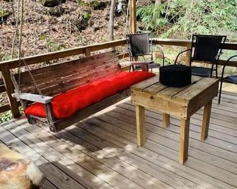 A Curious Cabin in Daniel Boone National Forest - Williamsburg - Patio